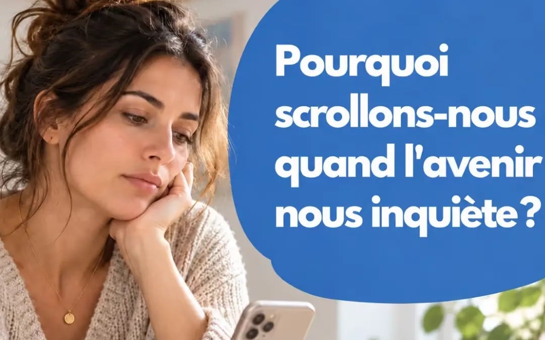 Femme pensive regardant des videos courtes sur son smartphone assise devant un carnet et des crayons pour illustrer le lien entre scroll et anxiete face a l avenir