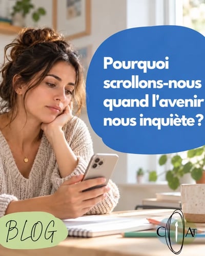 Femme pensive regardant des videos courtes sur son smartphone assise devant un carnet et des crayons pour illustrer le lien entre scroll et anxiete face a l avenir