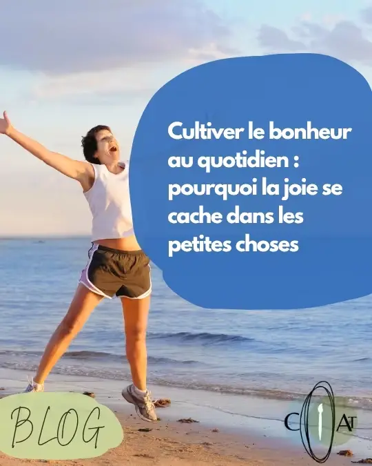 Image represenant une femme joyeuse sur le bord d une plage pour illustrer l article de blog cultiver le bonheur au quotidien pourquoi la joie se cache dans les petites choses