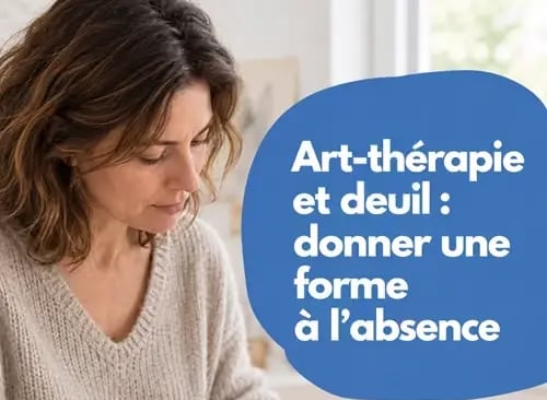 Image representant une femme dessinant pour illustrer l article art therapie et deuil donner une forme a l absence