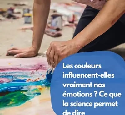 Image representant une personne peignant avec differentes couleurs pour illustrer l article de blog sur leur influence sur les emotions en art therapie