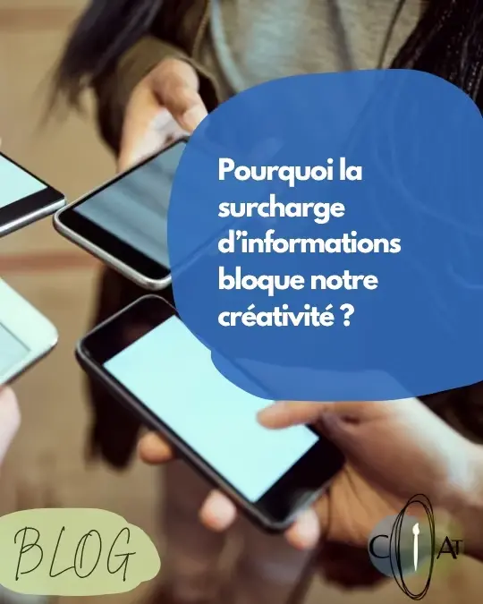 Photographie représentant des personnes tenant des smartphones pour illustrer l'article Pourquoi la surcharge d’informations bloque notre créativité