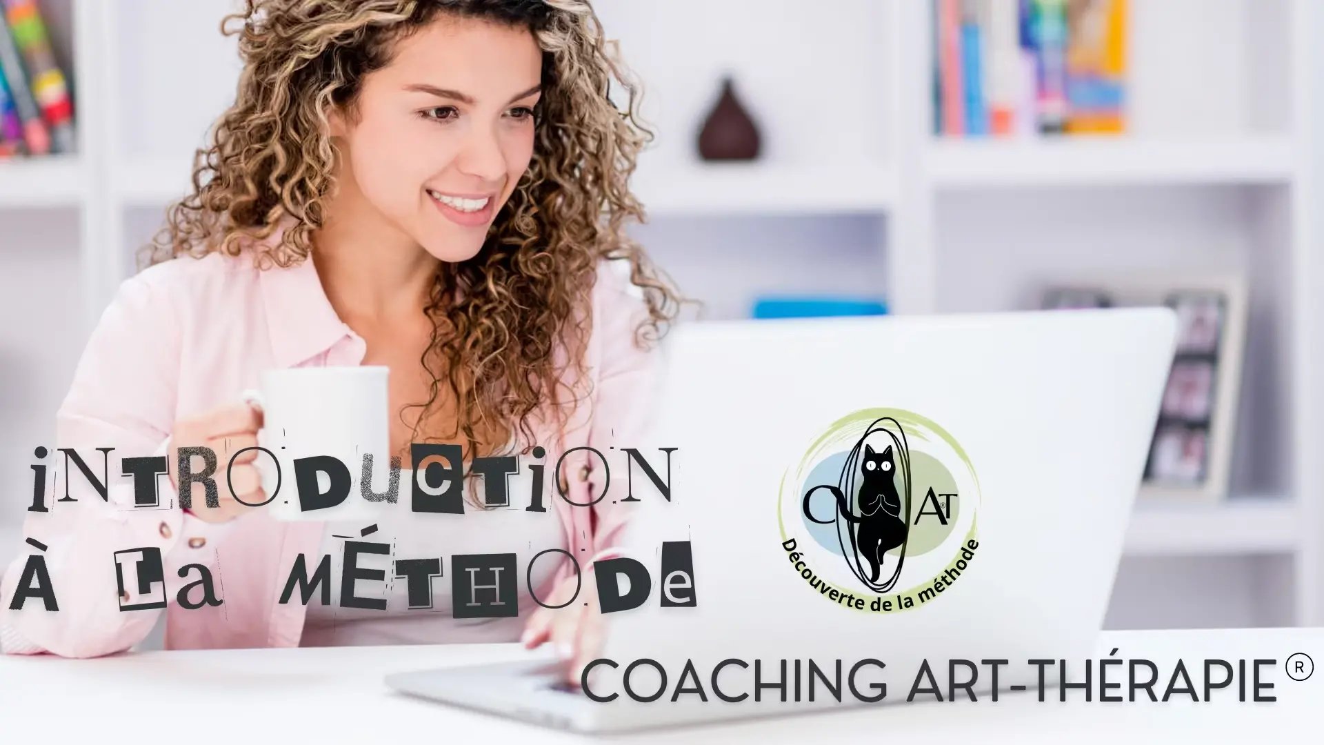 Photographie representant une femme devant son ordinateur illustrant l introduction de decouverte de la methode d accompagnement par l art de coaching art therapie en e learninf